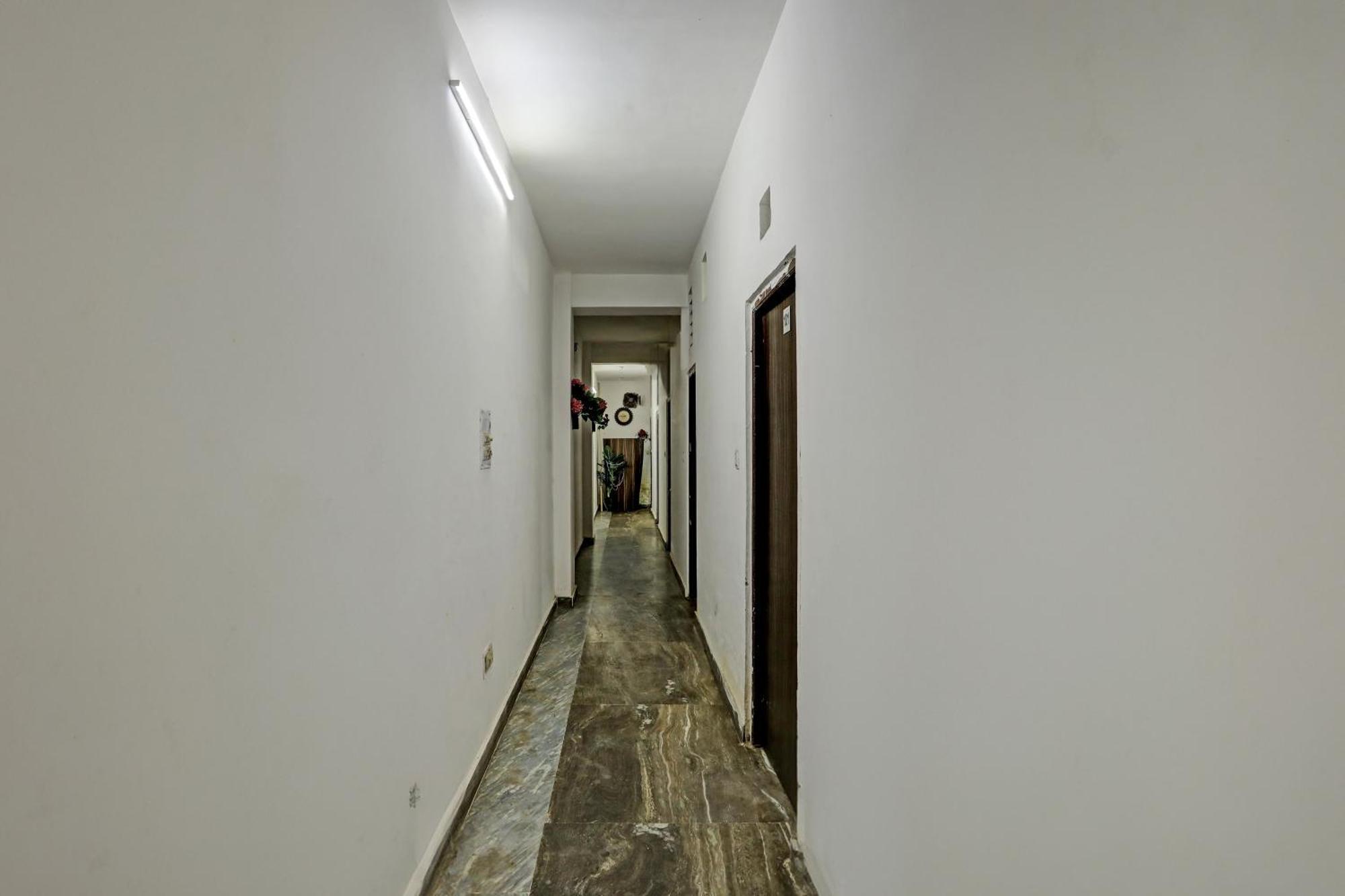 Hotel O Raaz Hotel Делхи Екстериор снимка